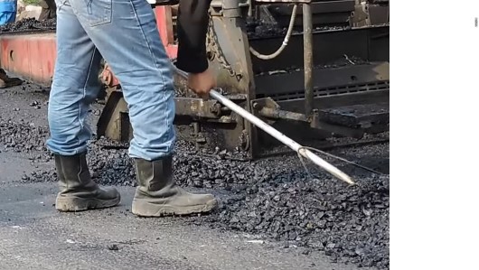 Contoh pengaspalan jalan dengan tenaga profesional. Contoh kegiatan pemasangan aspal hotmix murah bersama kami.